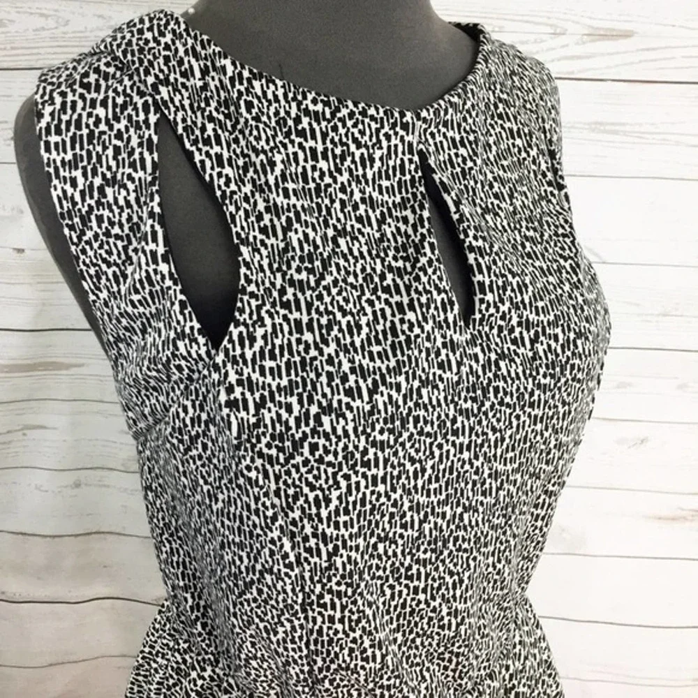 Summer Black & White Peplum keyhole Top 3X - Picture 3 of 4
